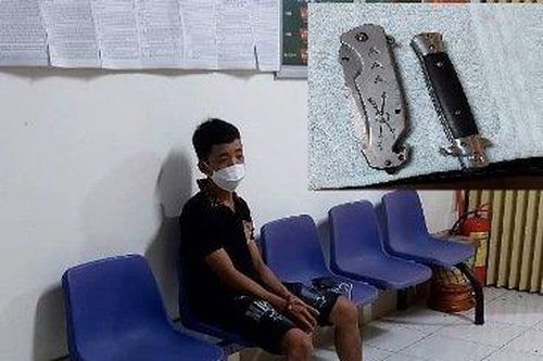 Sóc Trăng: Tạm giữ thiếu niên vượt đèn đỏ, cốp xe có 2 cây dao bấm