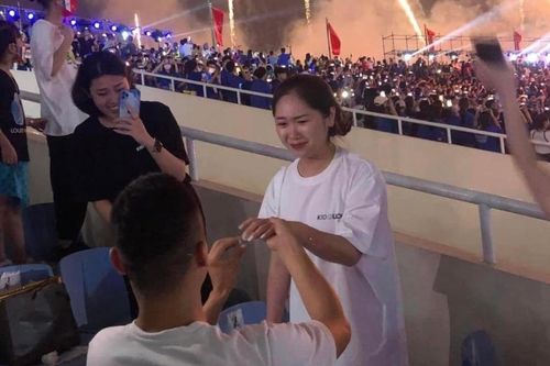 U là trời! Chàng trai tỏ tình với cô gái đúng khoảnh khắc bắn pháo hoa tại sân Mỹ Đình