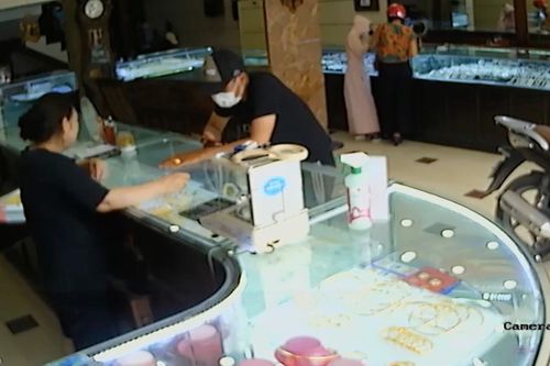 Công an truy tìm kẻ bịt mặt vờ mua trang sức rồi cướp vàng tẩu thoát ở Bắc Giang