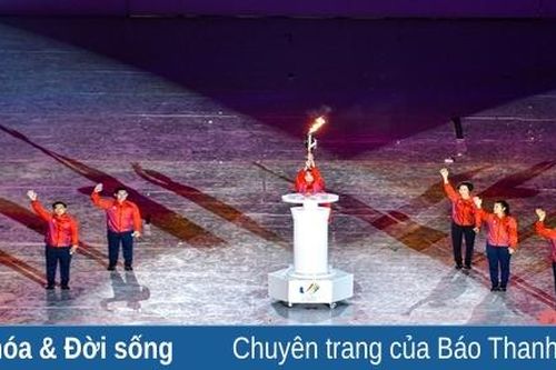 VĐV Quách Thị Lan vinh dự thắp sáng đài đuốc SEA Games 31 tại Việt Nam