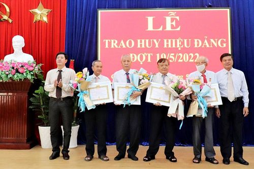 Thành ủy Châu Đốc tổ chức lễ trao Huy hiệu Đảng đợt 19/5/2022