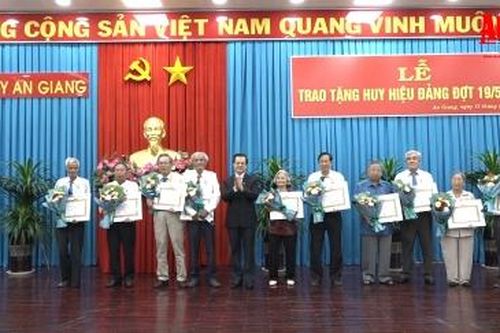 Ban Thường vụ Tỉnh ủy An Giang trao tặng Huy hiệu Đảng đợt 19/5/2022