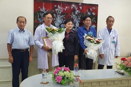 Tặng Bằng khen cho ê kíp phẫu thuật thành công trong điều trị thoát vị đĩa đệm cột sống cổ