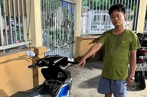 Tên cướp 2 tiền án giật ipad của bé trai trong hẻm nhỏ