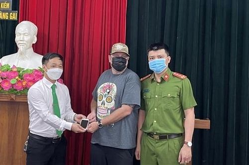 Du khách Mỹ xúc động khi nhận lại tài sản bỏ quên