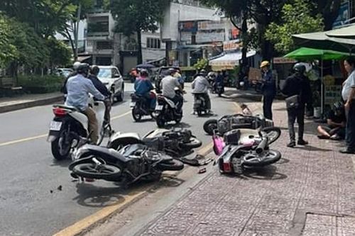 Ô tô lùa 6 xe máy rồi tông vào nhà dân, 3 người trọng thương