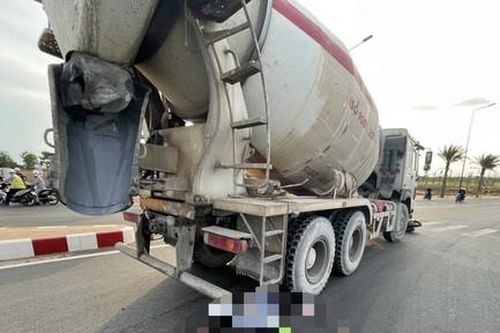 Xe trộn bê tông va chạm xe máy, hai chị em bé gái thương vong