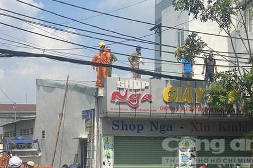 TPHCM: Trèo mái nhà cắt tỉa cây thuê, người đàn ông 62 tuổi bị điện giật chết