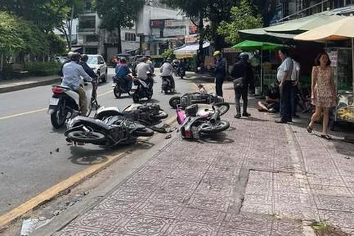 Ô tô tông 6 xe máy ở TPHCM rồi lao vào nhà dân, nhiều người bị thương
