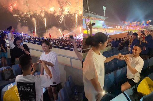 Pháo hoa khai mạc SEA Games vừa bắn, anh chàng chớp luôn thời cơ cầu hôn bạn gái