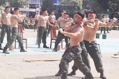 Mãn nhãn cảnh sát cơ động dùng cổ uốn cong thanh sắt, đi trên mảnh chai