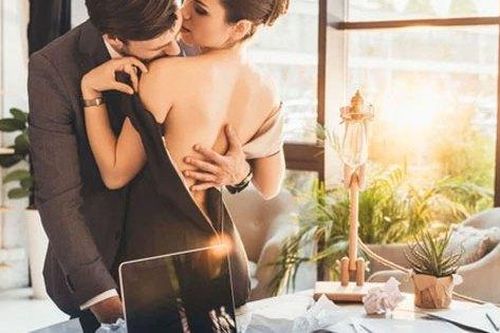 Bạn trai 'vụng trộm' bạn tình trong ngày đăng ký kết hôn, tái hợp với bạn gái cũ, dọn về sống chung với nữ đồng nghiệp
