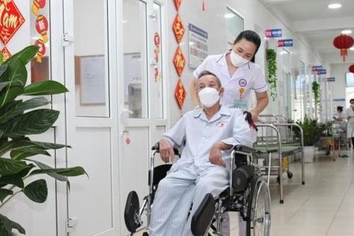 Điều dưỡng Bệnh viện YHCT Nghệ An: Nỗ lực phấn đấu, hết lòng vì người bệnh