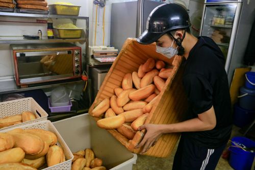 Những hàng bánh mì nổi tiếng Hà Nội bán hơn 1.000 chiếc mỗi ngày