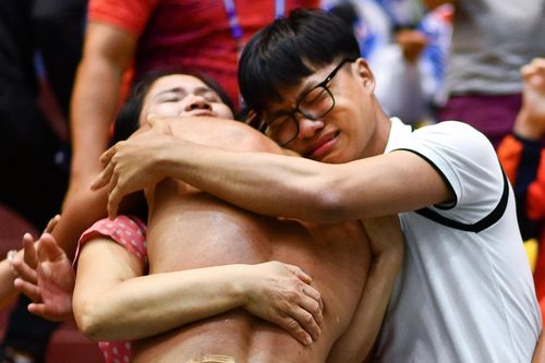 Nhà vô địch SEA Games trèo lên khán đài chia vui với gia đình