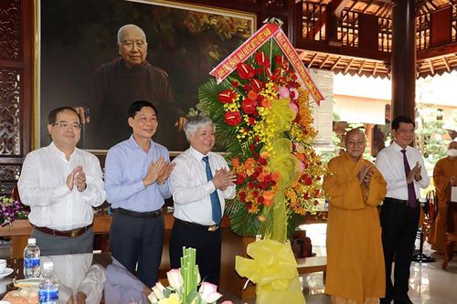 Đồng chí Đỗ Văn Chiến chúc mừng Đại lễ Phật đản tại Đồng Nai