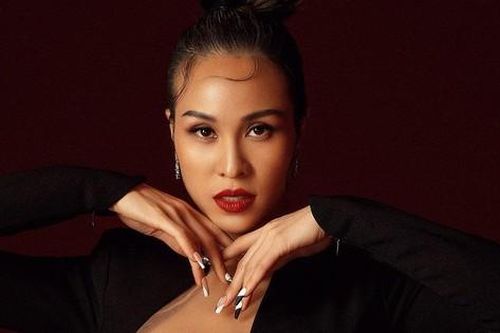 'Sốc' nặng trước bộ váy mới của siêu mẫu Phương Mai: Có phải chiếc váy 'hở bạo' nhất xứ Việt?