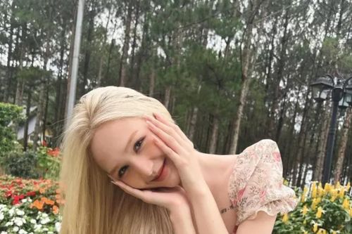 Hot girl Xoài Non giật sạch spotlight dù mặc trùng một mẫu váy