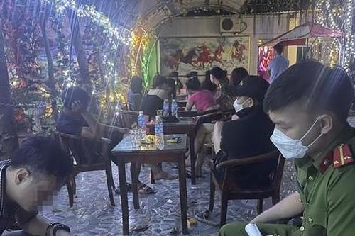 Cảnh sát bao vây tụ điểm mại dâm, ma túy núp bóng quán karaoke