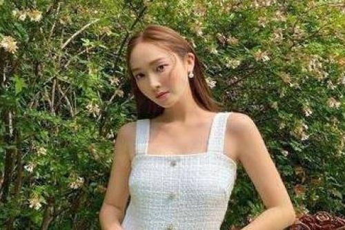 Cuốn sách mới của Jessica Jung bị nghi ngờ tiết lộ lý do rời nhóm 'Girls 'Generation'