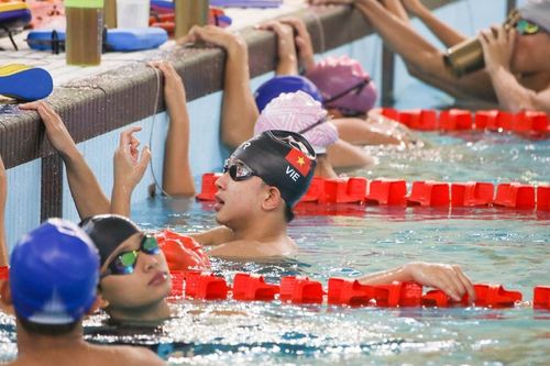 Sự cố hy hữu khiến môn bơi gián đoạn hơn 10 phút