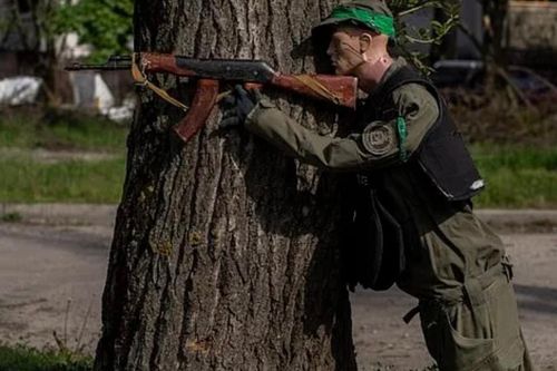 Phát hiện hình nộm binh sĩ cầm vũ khí ở Ukraine