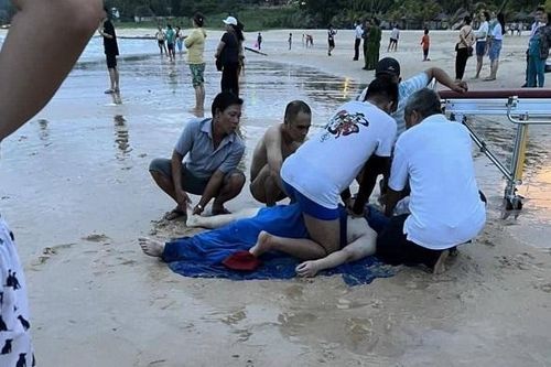 Nhóm 4 du khách Hà Nội bị sóng cuốn khi tắm biển Mũi Né, 2 người tử vong