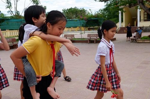 Cô bé 10 tuổi 4 năm cõng bạn vào lớp