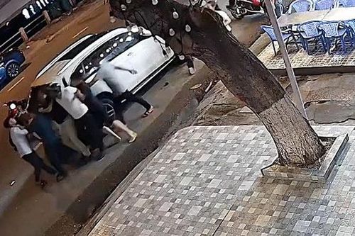 Vụ tài xế GLC300 tông chết người sau khi bị vây đánh: Tội cố ý hay do bị kích động?