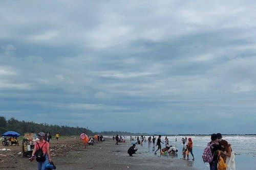 Tp.HCM: Bãi biển Cần Giờ… ngập rác