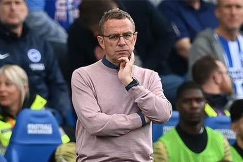 2 cầu thủ Man United suýt choảng nhau trên sân tập
