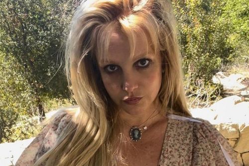 Được tự do hơn nửa năm, Britney Spears liên tục đăng tải ảnh nude khiến khán giả lo lắng