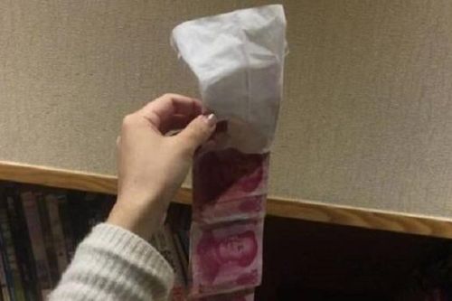 Dùng phòng vệ sinh nhà bạn, cô gái 'tá hỏa' phát hiện một 'gia tài' và sự thật đằng sau