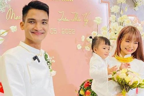 Con gái Mạc Văn Khoa 'chiếm sóng' trong lễ cưới của bố mẹ