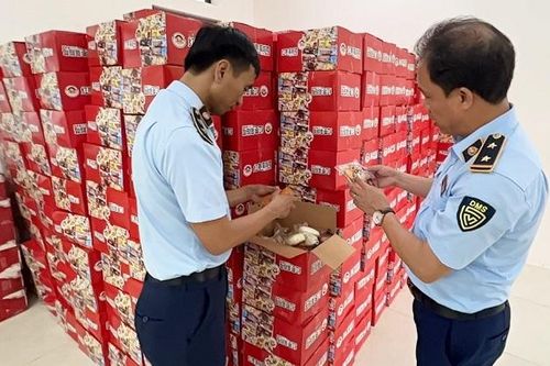 Hà Nội: Tạm giữ hàng nghìn thùng bánh bông lan nghi nhập lậu