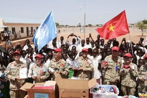 Lính 'mũ nồi xanh' Việt Nam chia sẻ khó khăn với thầy trò tại Nam Sudan