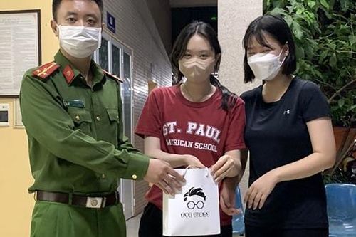 Trao trả tài sản thất lạc cho hai cô gái Hàn Quốc