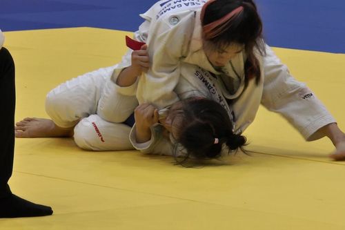Cô gái tuyển Jiu-Jitsu Việt Nam hạ đối thủ bằng chiêu khóa cổ
