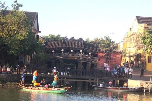 Hoa hậu Giáng My ngồi trên mái ngói ở phố cổ Hội An là hình ảnh phản cảm