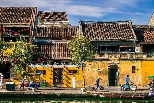 Không tái phạm hình ảnh hoa hậu Giáng My ngồi trên nóc nhà phố cổ Hội An