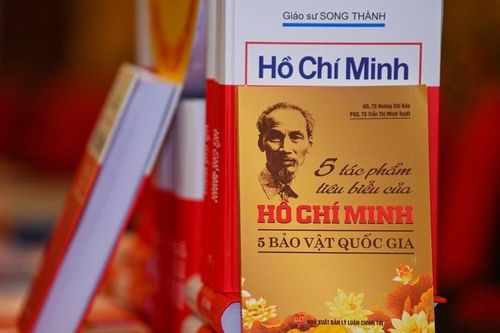 Trưng bày nhiều tư liệu về Bác Hồ tại đường sách TP.HCM