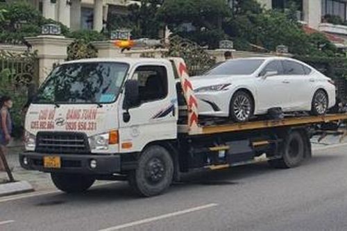 Công an tạm giữ 4 xe sang tại biệt thự của nguyên chủ tịch TP Hạ Long