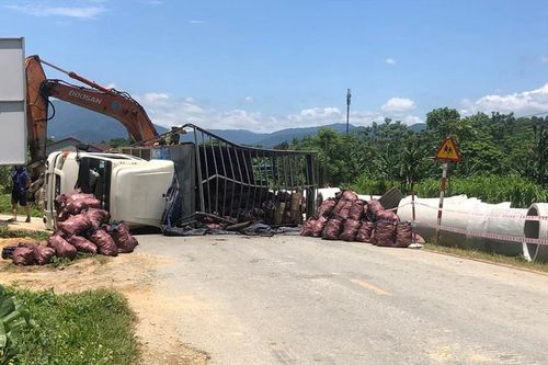 Xe tải chở than lật chắn ngang quốc lộ gây ách tắc giao thông