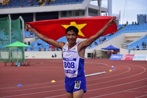Sôi động không khí cổ vũ môn Điền kinh trên sân Mỹ Đình