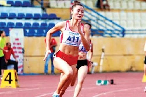 Môn thi đấu điền kinh thu hút đông đảo người xem và cổ vũ