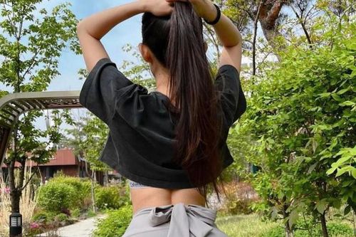 'Bóng hồng' nổi bật quán xá vì mặc ngắn, khiến 'nội y phát sáng'