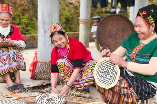 Bản Diềm tìm đường xuất ngoại