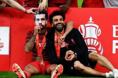 Liverpool đoạt cúp FA, Thiago ăn mừng… kỳ lạ