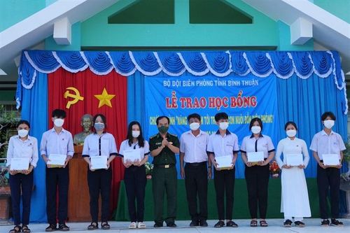 BĐBP Bình Thuận trao 24 suất học bổng 'Nâng bước em tới trường'