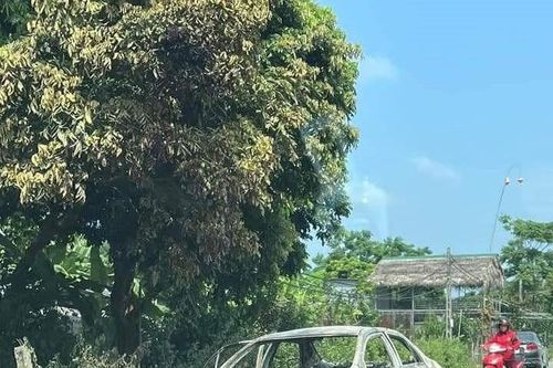 Xe ô tô con bốc cháy giữa đường